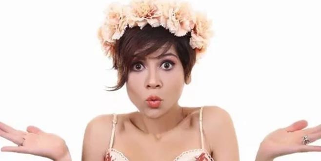 Aydilge eteğini çıkardı! Tepki gösterdi