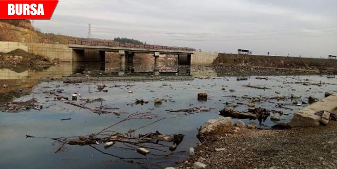 Su seviyesi azaldı, kirlilik gün yüzüne çıktı