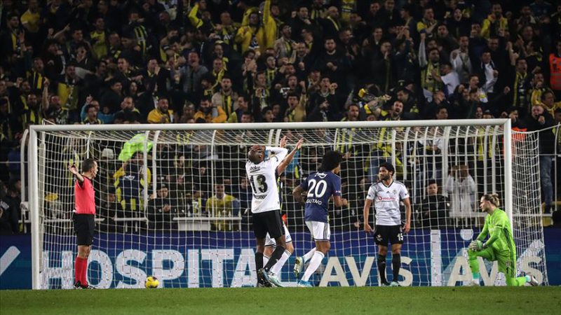 Yılın son derbisinin galibi Fenerbahçe Süper Lig 16. haftasındaki derbi karşılaşmasında Fenerbahçe, Beşiktaş'ı 3-1 mağlup