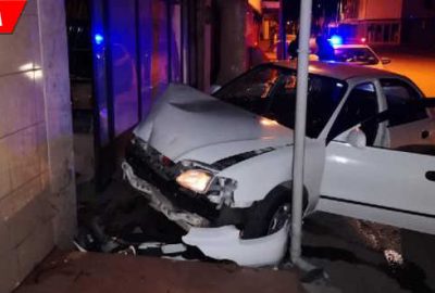 Otomobil mobilya mağazasına çarptı: 2 yaralı