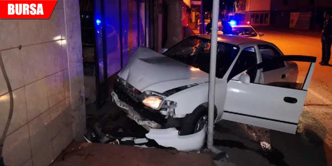 Otomobil mobilya mağazasına çarptı: 2 yaralı