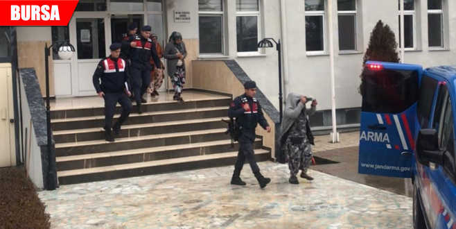 Köy evine bohçayla girip paraları çalarak çıktılar