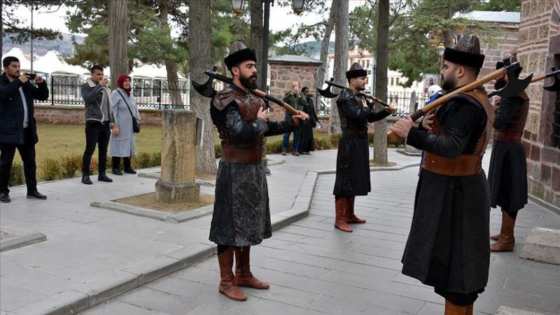 Bilecik'in Söğüt ilçesinde bulunan Ertuğrul Gazi Türbesi'ni bu yıl yurt