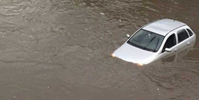 Adana’da sel sularına kapılan 2 kişi kurtarıldı