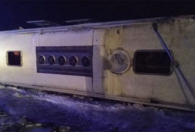 Yolcu otobüsü devrildi: 23 yaralı