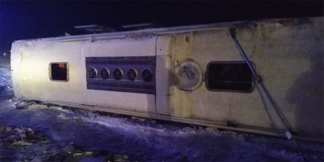 Yolcu otobüsü devrildi: 23 yaralı