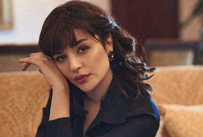 Kulis hazırlığında göğüs dekolteli poz!