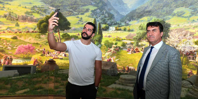 Bursa’da Burak Özçivit sürprizi