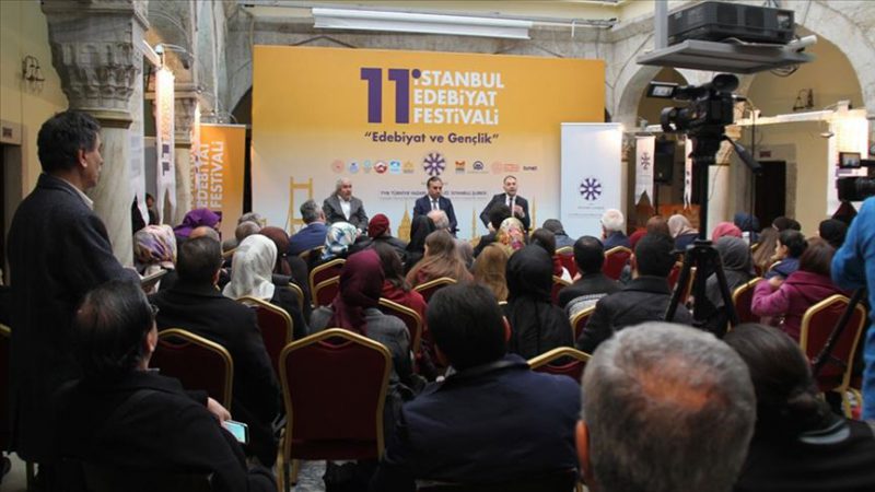 Şair ve yazar Ali Ural: Manevi yapıları inşa etsinler diye gençlerle irtibat kurmak durumundayız 11. İstanbul Edebiyat Festivali'nin "Edebiyat ve Gençlik" başlıklı oturumunda konuşan