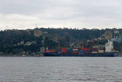 Yük gemisi İstanbul Boğazı’nda karaya oturdu
