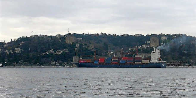 Yük gemisi İstanbul Boğazı’nda karaya oturdu