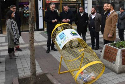 Pet Şişe Kafesleri Caddelerde Yerini Alıyor