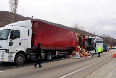 Yolcu otobüsü ile TIR çarpıştı: 22 yaralı