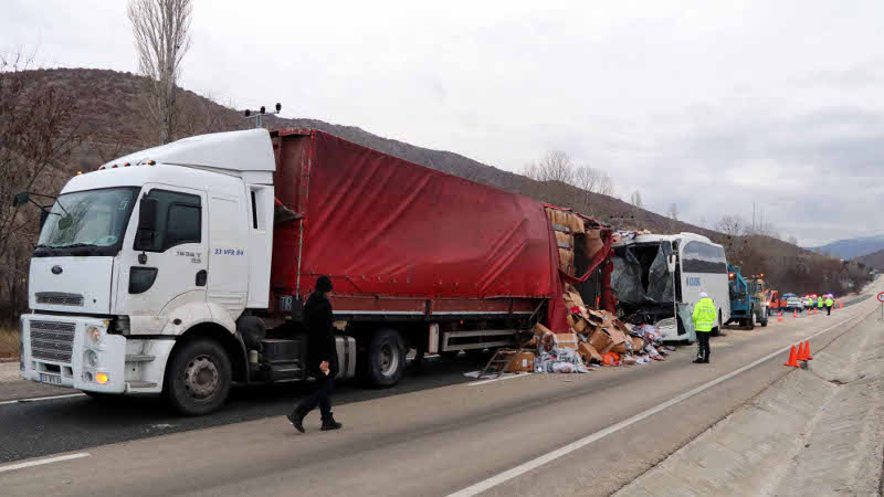 Yolcu otobüsü ile TIR çarpıştı: 22 yaralı