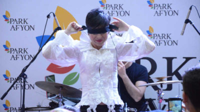 Aydınlık yarınlar için sahnesini kararttı