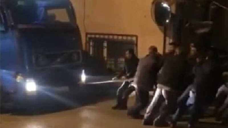 Yardıma koşan onlarca kişi halatla TIR’ı çekti