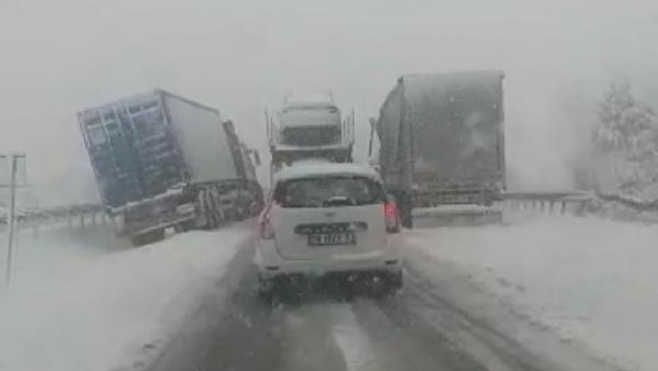 TIR’lar kaydı, yol kapandı!