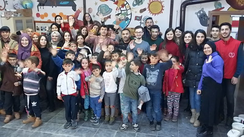 Göynükbelen’deki miniklerin yüzlerini güldürdüler Gençlik ve Spor Bakanı Dr. Mehmet Muharrem Kasapoğlu, gençlerin projelerine ve fikirlerine