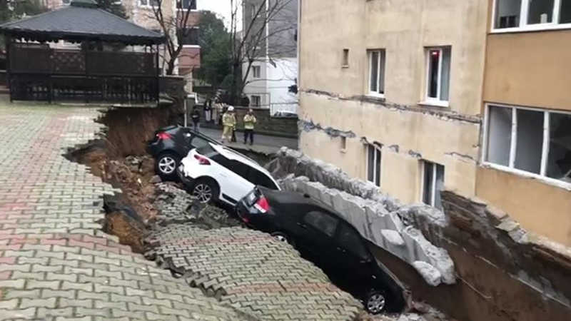 Kartal’da istinat duvarı çöktü