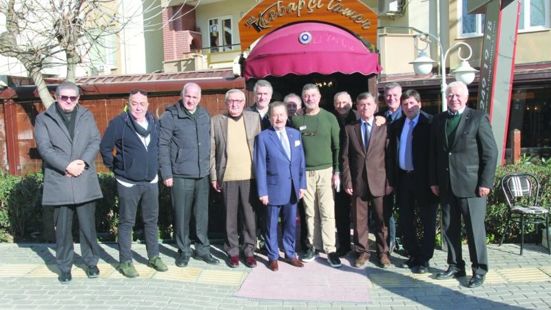 Devlet Eski Bakanı Cavit Çağlar, yakın dostlarıyla Kebapçı Tamer'de bir