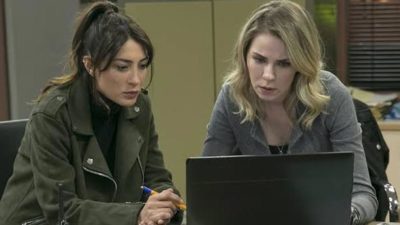 Arka Sokaklar’ın Bahar Komiser’inden bacak şov!