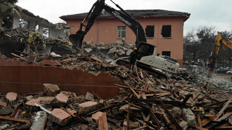Depreme dayanıklı olmadığı için tahliye edilmişti! Yıkıldı…