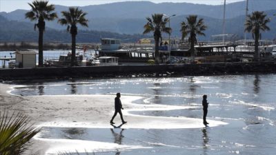 Deniz suyu 30 metre çekildi