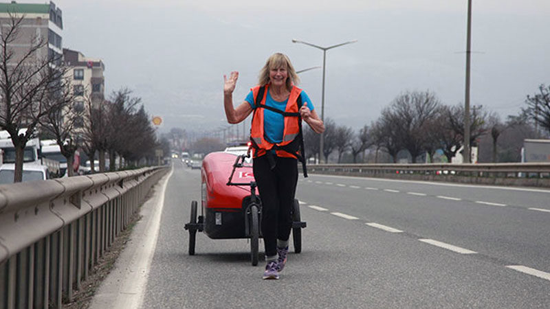 İngiliz yazar, gezgin ve maraton koşucusu Rosie Swale Pope (73),