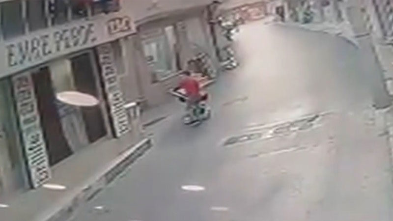 Bursa’da faciadan dönüldü! Görür görmez koştu ve… Bursa’da içerisinde bebek olan ve yola doğru gelen bebek arabasını