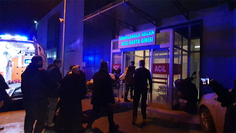 Karlı yolda kayan iki araç şarampole yuvarlandı, kazada 2'si çocuk