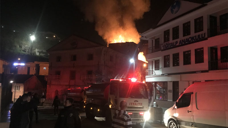 Bursa’da daha önce kafe olarak kullanılan 3 katlı metruk bina