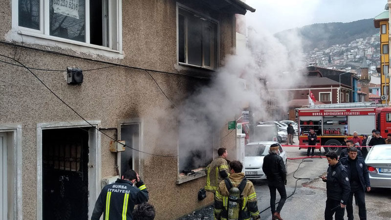 Bursa’da Tophane'de 2 katlı müstakil ev alev alev yandı.