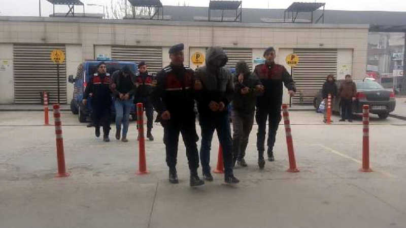 Jandarmadan kaçarken çamura saplandılar