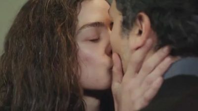 Kadın dizine damga vuran öpüşme sahnesi