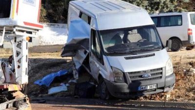 Minibüsünü çektirmek isterken, iş makinesinin çarpmasıya can verdi!