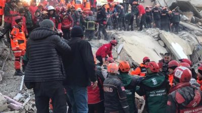 Vatandaşlar deprem anını anlattı: Bizi iğne deliğinden çıkardılar