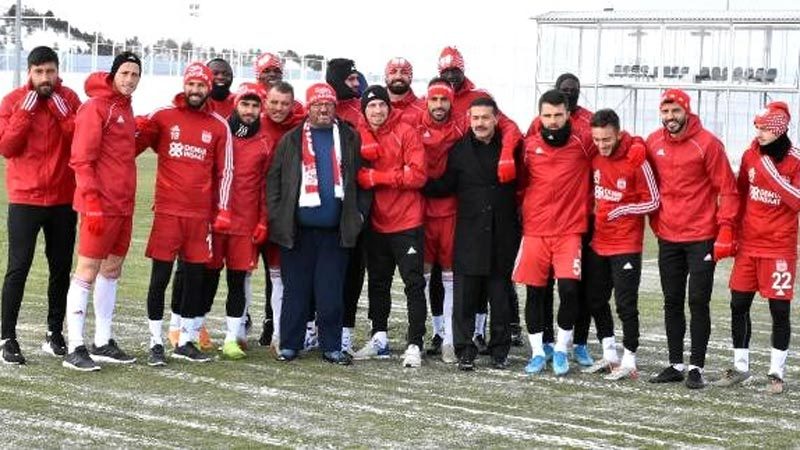 Sosyal medyayı sallayan fenomen muradına erdi! Transfer müjdesi Demir Grup Sivasspor taraftarı fenomen simitçi Ahmet Yaşin, antrenmanda futbolcularla
