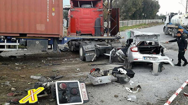 TIR, otomobile çarptı! Ölü ve yaralılar var Aydın'ın Söke ilçesinde, karşı şeride geçen TIR'ın otomobille çarpıştı. Kazada,