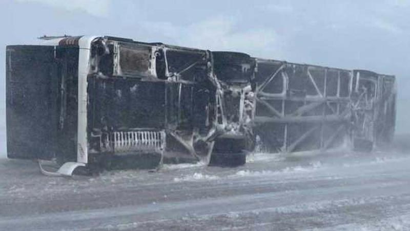Yolcu otobüsü devrildi, çok sayıda yaralı var