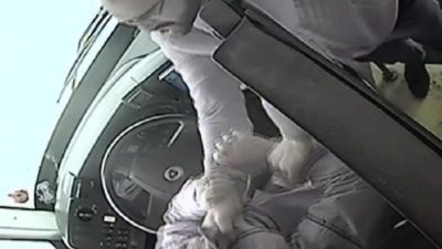 Halk otobüsünde dehşet! Şoförü yumrukladı