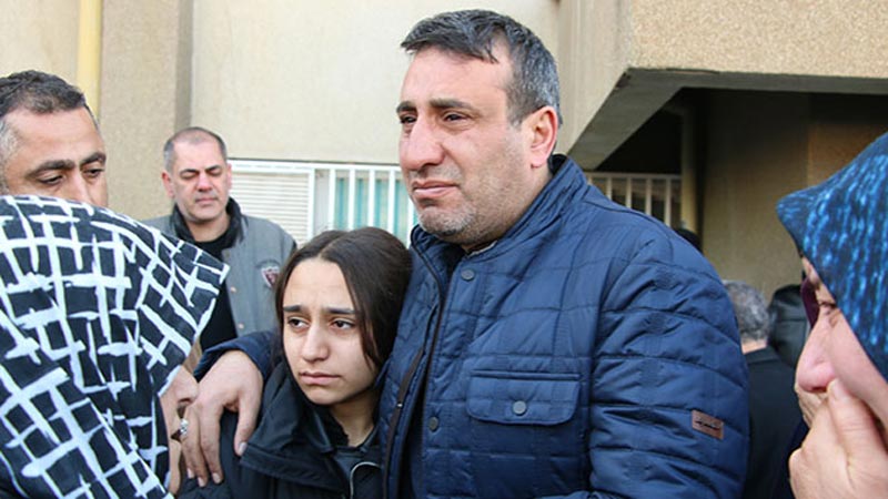 Yürek yakan görüntü! Elini tutamadığı için oğlu ölen baba kızının elini bırakmadı