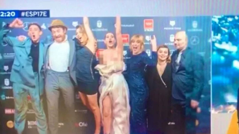 Canlı yayında elbisesi düştü! Canlı yayında elbisesi düştü!