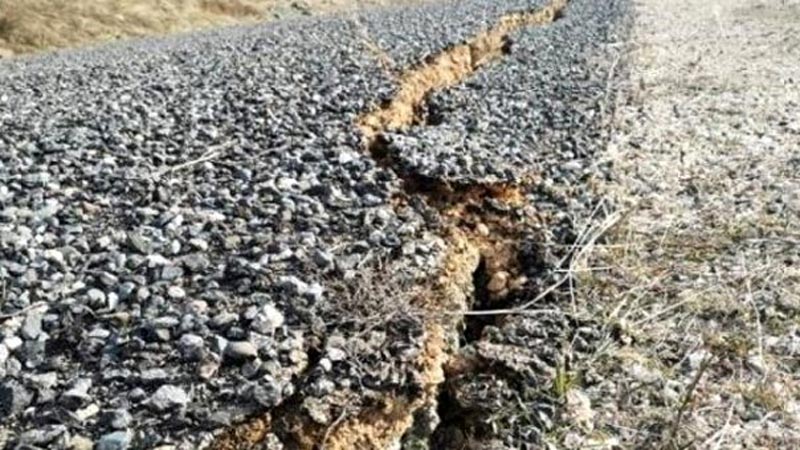 6.8 büyüklüğündeki deprem sonrası Sivrice’deki köy yollarında derin yarıklar oluştu