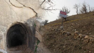 Deprem sonrası bu tabelayı koydular! Kimseyi yaklaştırmıyorlar