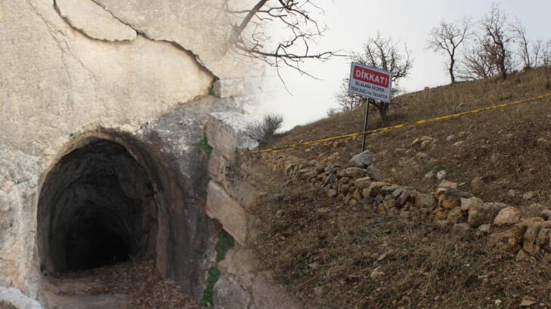 Deprem sonrası bu tabelayı koydular! Kimseyi yaklaştırmıyorlar