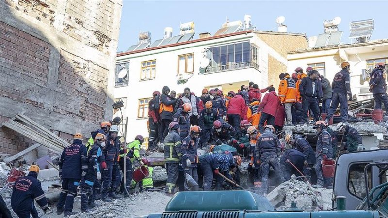 Elazığ'da gerçekleşen 6,8 büyüklüğündeki deprem sonrasında arama kurtarma çalışmaları sürüyor.