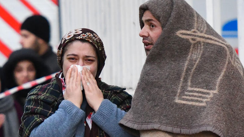 Elazığ'da meydana gelen 6,8 büyüklüğündeki deprem nedeniyle bazı vatandaşlar geceyi