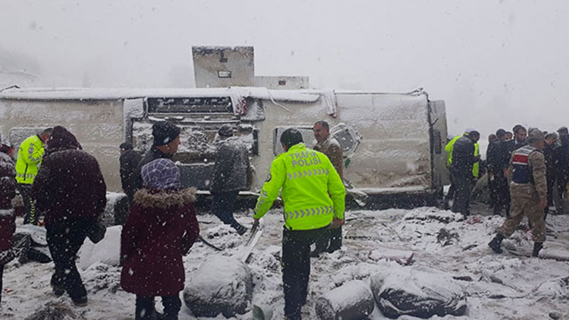 Otobüs yan yattı: 46 yaralı