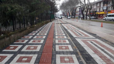 Adnan Menderes Bulvarı’nda kaldırım ve otopark çalışması yapıldı