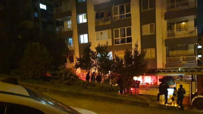 İzmir’in Çiğli ilçesinde, oturduğu dairenin balkonunda çamaşır ipin boğazına bağlayıp,
